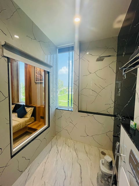 Premium Room | Bathroom | Slippers, towels, soap, shampoo