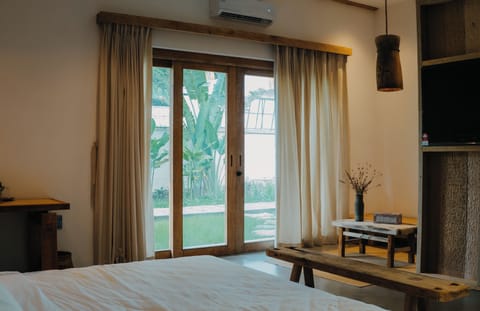 Elite Studio Suite, Patio, Garden View | Desk, laptop workspace, free WiFi, bed sheets