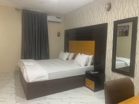 Economy Room | Desk, laptop workspace, WiFi