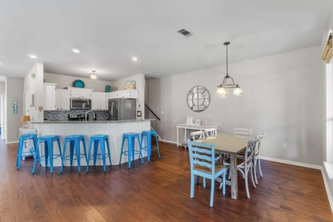 House, Multiple Beds (Flamingo Cove) | Dining