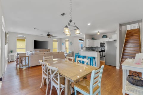 House, Multiple Beds (Flamingo Cove) | Interior