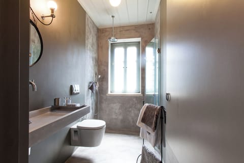 Shower, rainfall showerhead, free toiletries, hair dryer