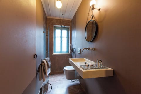 Deluxe Suite | Bathroom | Shower, rainfall showerhead, free toiletries, hair dryer