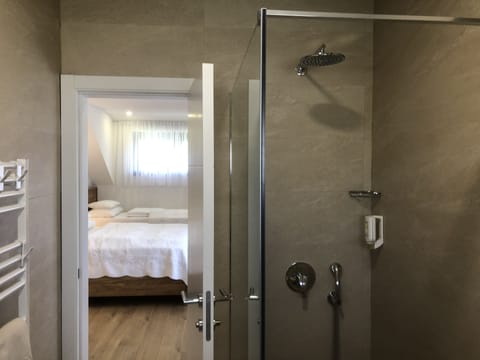 Standard Triple Room, Garden View, Annex Building | Bathroom | Shower, rainfall showerhead, free toiletries, hair dryer