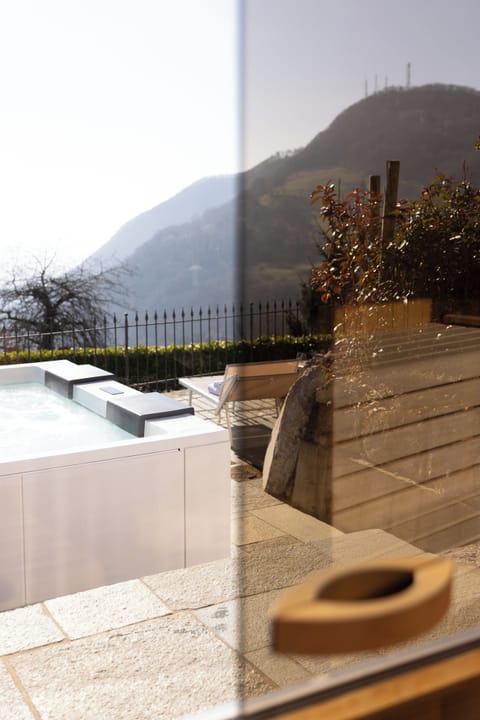 Sauna, hot tub
