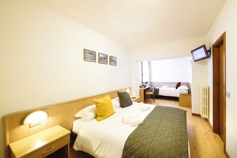Classic Triple Room | Free WiFi, bed sheets