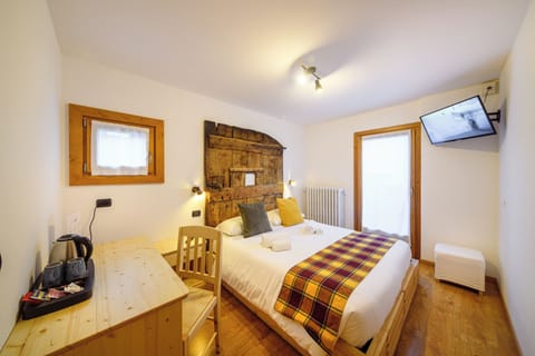 Classic Double or Twin Room | Free WiFi, bed sheets