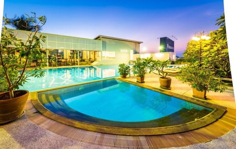 Outdoor pool, pool umbrellas, sun loungers