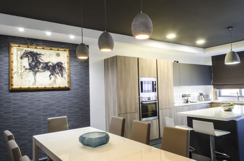 Luxury Penthouse, 4 Bedrooms, Accessible, Private Pool | Private kitchenette | Full-size fridge, microwave, oven, stovetop