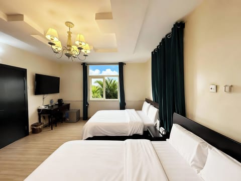 Business Twin Room, Garden View | Desk, laptop workspace, blackout drapes, soundproofing