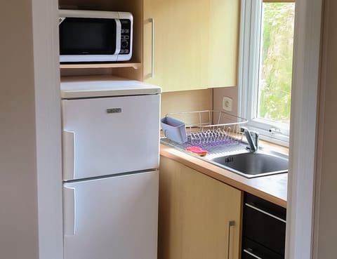 Bungalow, Mountain View, Oceanfront | Private kitchen | Full-size fridge, microwave, stovetop, electric kettle