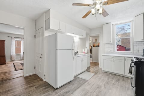 House, 4 Bedrooms | Private kitchen | Fridge, oven, coffee/tea maker