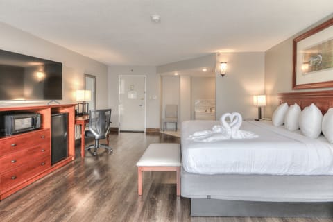 King Bed Mini-Suite with Jacuzzi & Fireplace | Egyptian cotton sheets, premium bedding, pillowtop beds, desk