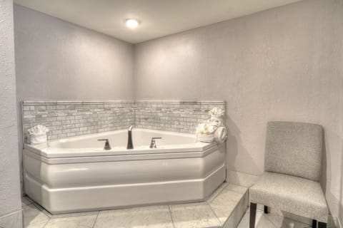 King Bed Mini-Suite with Jacuzzi & Fireplace | Egyptian cotton sheets, premium bedding, pillowtop beds, desk