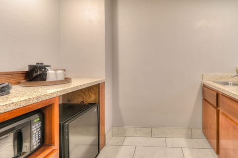 Egyptian cotton sheets, premium bedding, pillowtop beds, desk