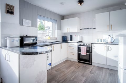 House (3 Bedrooms) | Private kitchen | Microwave, oven