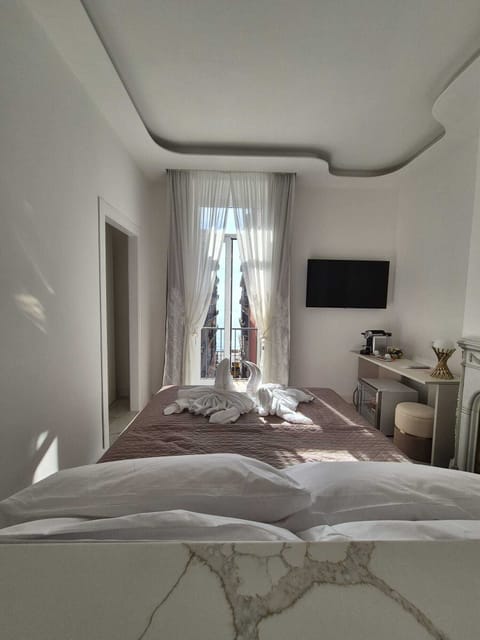 Premium Studio Suite, Sea View | Down comforters, minibar, in-room safe, desk