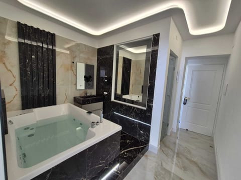 Premium Studio Suite, Sea View | Private spa tub