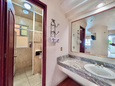Standard Room | Bathroom | Shower, free toiletries, towels, shampoo