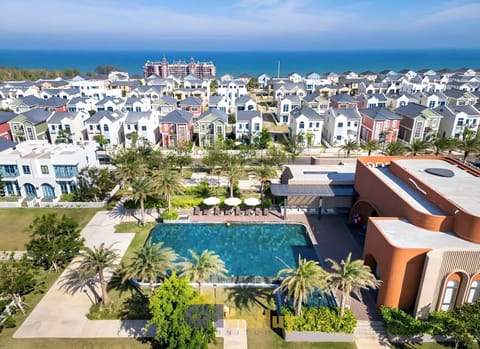 4 outdoor pools