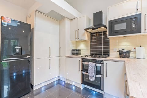 House, 5 Bedrooms | Private kitchen