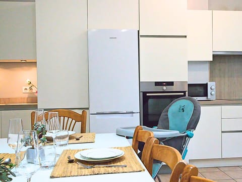 House, 5 Bedrooms, Kitchen, City View | Private kitchen | Full-size fridge, microwave, oven, stovetop