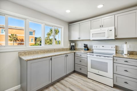 Townhome, 3 Bedrooms | Private kitchen | Fridge, oven, coffee/tea maker, toaster