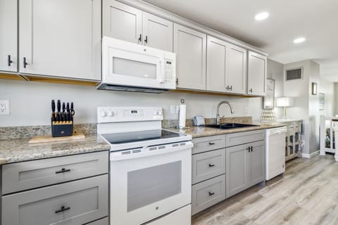 Townhome, 3 Bedrooms | Private kitchen | Fridge, oven, coffee/tea maker, toaster