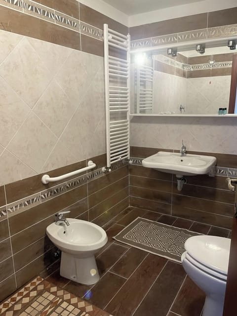 Double Room, Balcony, Valley View | Bathroom | Shower, free toiletries, hair dryer, towels