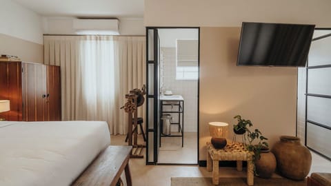 Standard Twin Room | Bathroom | Shower, free toiletries, hair dryer, towels