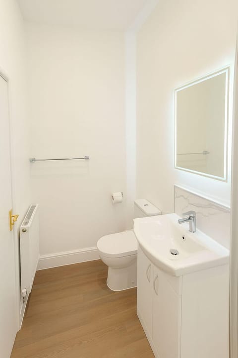 Combined shower/tub, free toiletries, towels, soap