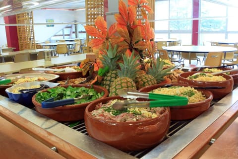 Breakfast, lunch, dinner served; French cuisine 