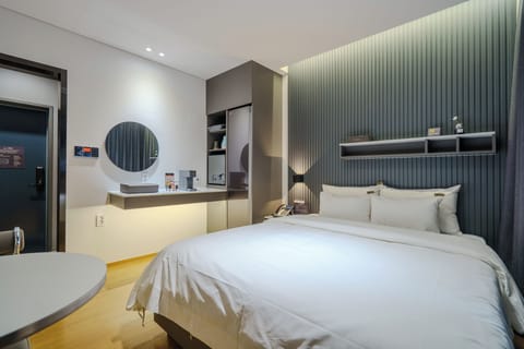 Deluxe Double Room, Styler | Desk, laptop workspace, blackout drapes, soundproofing