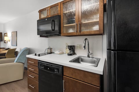 Suite, 1 Queen Bed | Room amenity