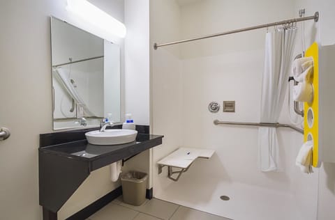 Combined shower/tub, towels