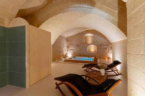 Sauna, hot tub