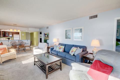 Condo, 2 Bedrooms | Living area