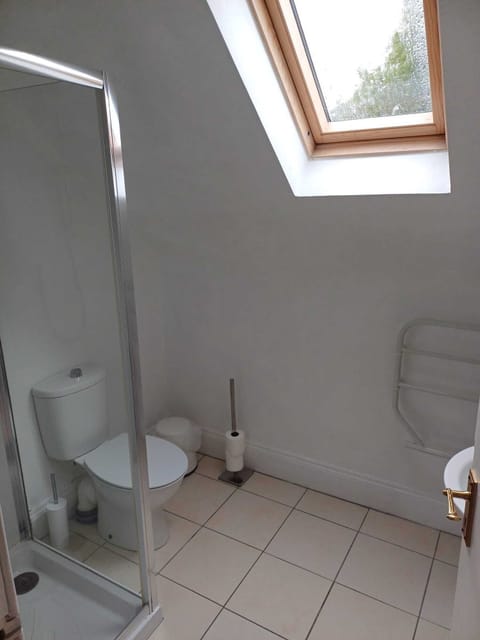 Double Room | Bathroom | Free toiletries, hair dryer, towels, toilet paper