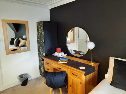 Family Room, City View | Desk, free WiFi