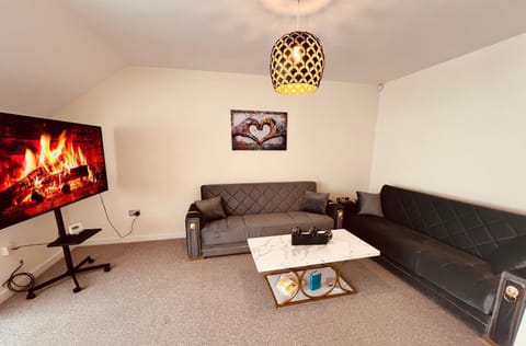 Apartment, 2 Bedrooms | Living room