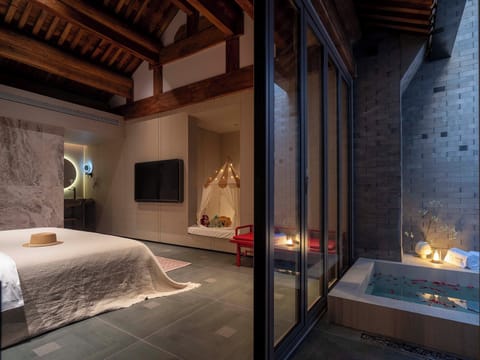 Luxury Suite, Courtyard View | Desk, laptop workspace, WiFi (free), bed sheets