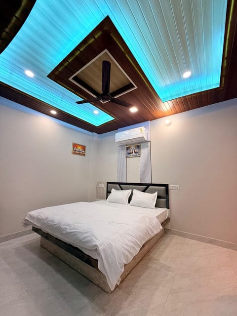 Family Room | Desk, laptop workspace, WiFi (free), bed sheets