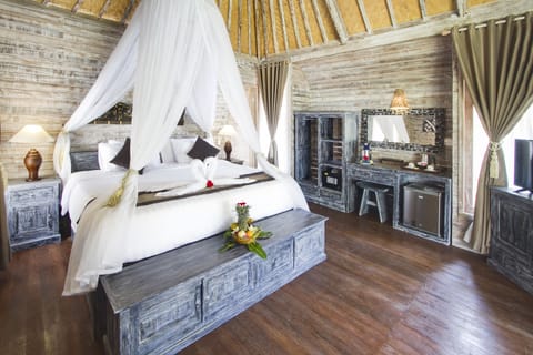 Premium bedding, minibar, in-room safe, desk