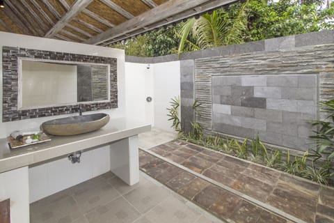 Shower, free toiletries, hair dryer, bathrobes