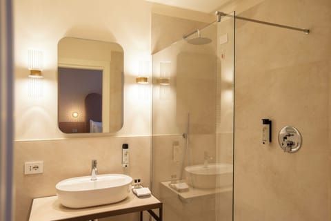 Deluxe Double Room, Canal View | Bathroom | Shower, free toiletries, hair dryer, towels