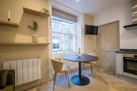 Studio, 1 Double Bed | Dining room