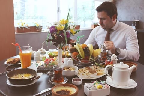 Free daily buffet breakfast