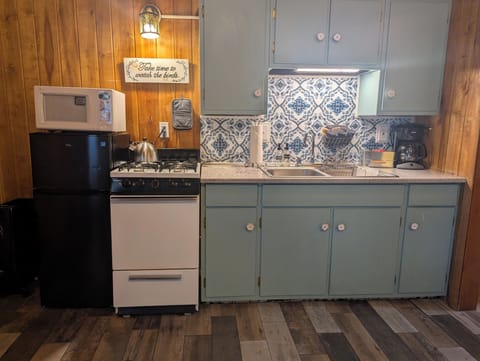 Standard Suite | Private kitchen | Microwave, coffee/tea maker