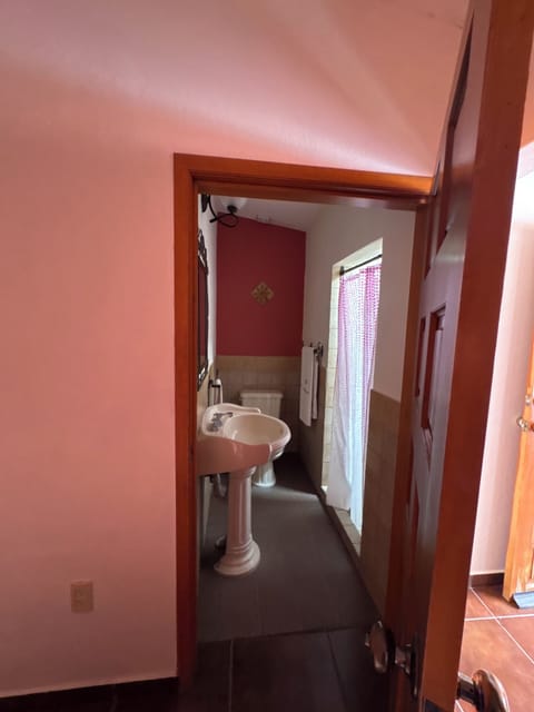 Classic Room | Bathroom | Towels, soap, shampoo, toilet paper