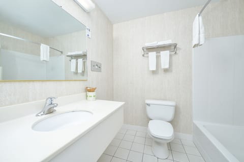 Combined shower/tub, free toiletries, hair dryer, towels